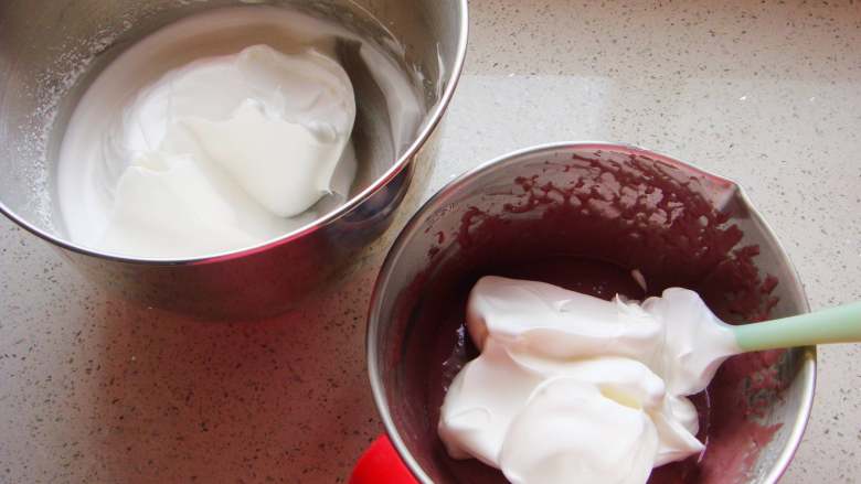 红枣紫薯戚风蛋糕,把打好的蛋白分一半倒入蛋黄糊糊里。呈“J”字形翻拌，不可划圈避免消泡。