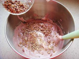 红枣紫薯戚风蛋糕,撒入红枣粒，翻拌均匀。