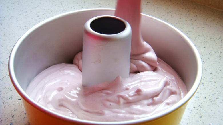 红枣紫薯戚风蛋糕,倒入模具中八分满。在台面上镇出气泡。