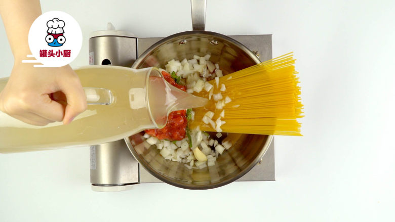 光棍节懒人意面套餐,再倒入蔬菜高汤1L，开中火煮约12分钟，期间注意搅拌防止糊底