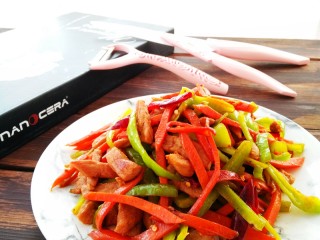青椒炒肉丁,简单快捷的家常菜就做好啦！