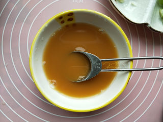 地三鲜--家常少油版,用一个小碗盛半碗水，加入一大勺生抽、1/2小勺淀粉，搅匀备用。
