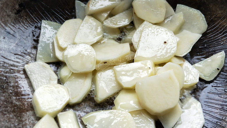 地三鲜--家常少油版, 接着倒入沥干水的土豆片，翻炒。土豆不吸油，所以属于半油炸。七成熟时盛出来，油沥干。