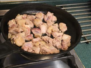 酒香麻油鸡油饭,鸡腿肉切小块，将鸡肉煎至变色微焦，备用。