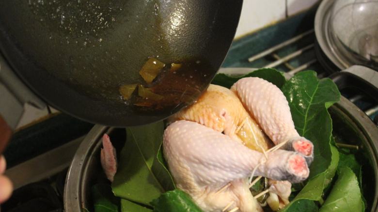 茄苳蒜头鸡,将锅里剩下的麻油淋在鸡身。