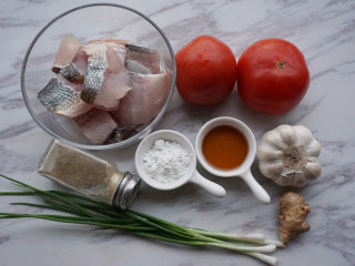 番茄鱼,提前将原材料准备好

叨叨叨：制作番茄鱼最好选择刺少的鱼较好，提前将鱼处理干净去掉鱼鳃和内脏，切成片
