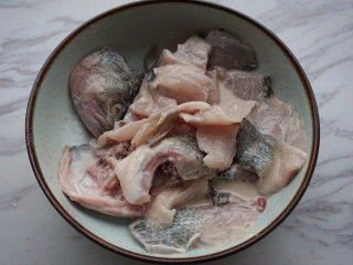 番茄鱼,将鱼片放入碗内，加料酒、盐、白胡椒粉、淀粉腌制码味30分钟

