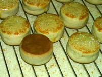 果仁茉莉砂浆饼,表面乳白色，底面红褐色，出炉