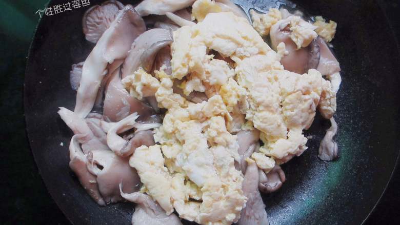 平菇炒鸡蛋,倒入刚刚炒好的鸡蛋块，