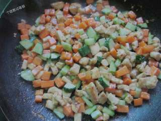 什锦面条树,肉丁变色后，一次放入胡萝卜丁、黄瓜丁翻炒。加入盐、鸡精进行调味即可出锅
