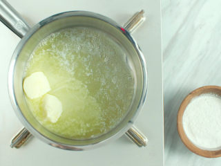 奶油炖菜,同时，另起一锅下黄油、面粉，炒至融化，泛起小泡泡时倒入350毫升牛奶，煮沸成奶油汁；