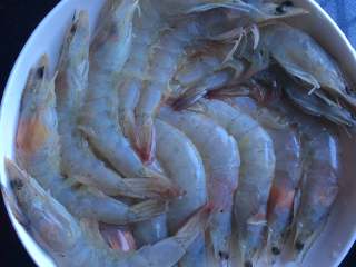 一锅出海鲜烩,处理海鲜：
大虾开背去泥肠，放冰箱。