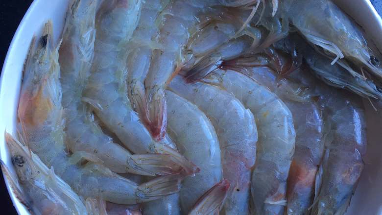 一锅出海鲜烩,处理海鲜：
大虾开背去泥肠，放冰箱。