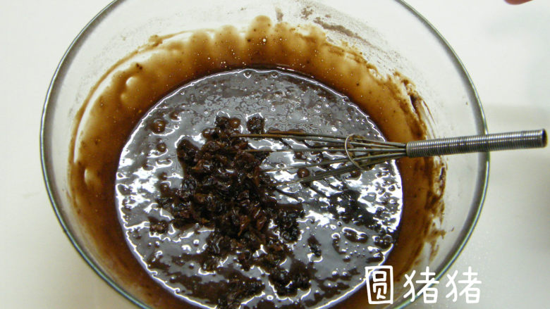 香醇巧克力蛋糕,加入切碎葡萄干拌匀即可。