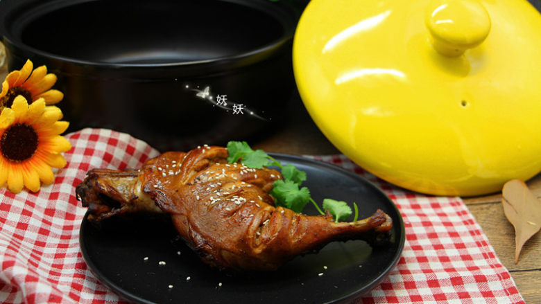 黑乐砂锅烤鸡腿儿,取出鸡腿，撒上熟的芝麻提香。