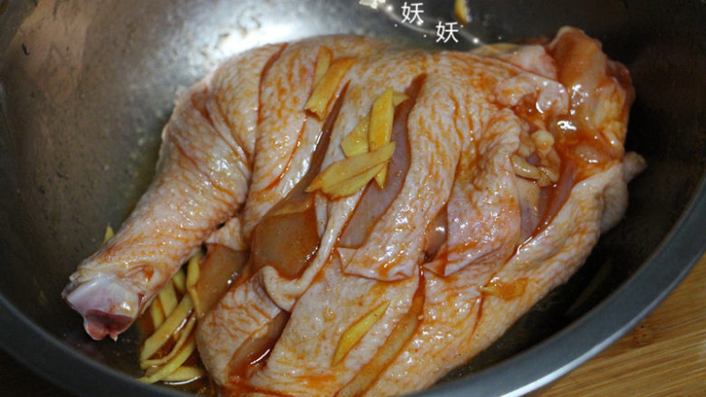 黑乐砂锅烤鸡腿儿,把调料均匀的抓匀在鸡腿上，覆上保鲜膜，或者装入保鲜袋，冷藏几个小时入味，其实，处理好的鸡腿拿来直接烤就挺有味的。