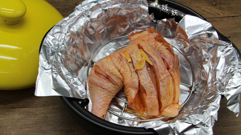 黑乐砂锅烤鸡腿儿,把腌制好的鸡腿放在烤架上。