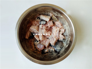 红烧鱼,鱼块用适量盐、料酒腌制均匀后，再用适量淀粉抓匀；