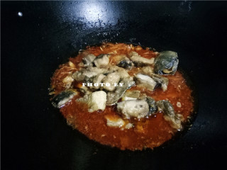红烧鱼,汤汁烧出香味后，放入鱼块，继续煮；