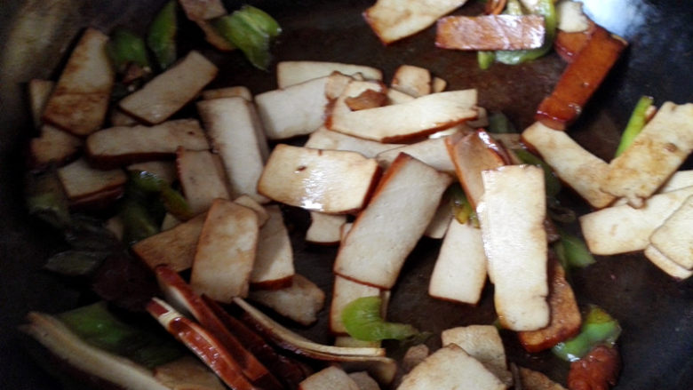 懒人料理+培根豆腐干尖椒,倒入豆腐干，一起翻炒，
