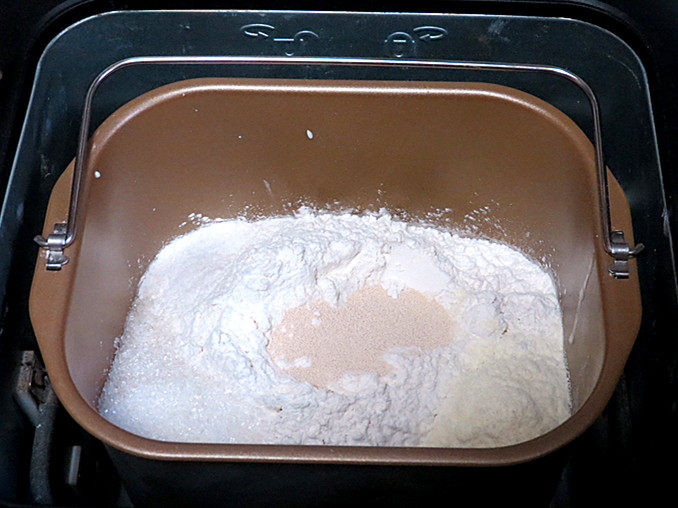 柔软香甜滴【优格奶油小面包】,面团材料中黄油以外的所有食材放入面包机桶内