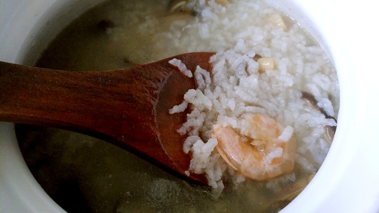 海鲜粥,20分钟后，打开锅盖，加入盐，搅拌均匀，好吃的海鲜粥就做好了