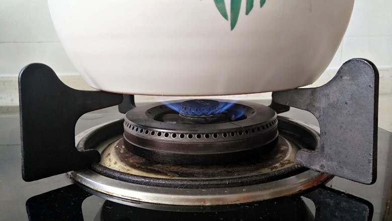 茶树菇排骨汤,中小火煮