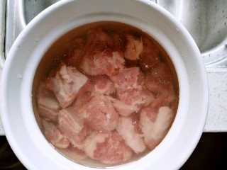 茶树菇排骨汤,加入水