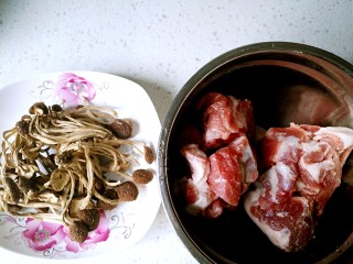茶树菇排骨汤,准备食材