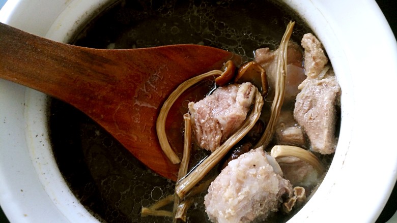 茶树菇排骨汤,加入适量盐，鲜美的茶树菇排骨汤出锅了