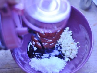 糖醋鸡胸五彩肉丸,  将番茄酱挤入干净的碗里，加入切碎的蒜末、白糖和醋，用凉白开稀释了备用。
