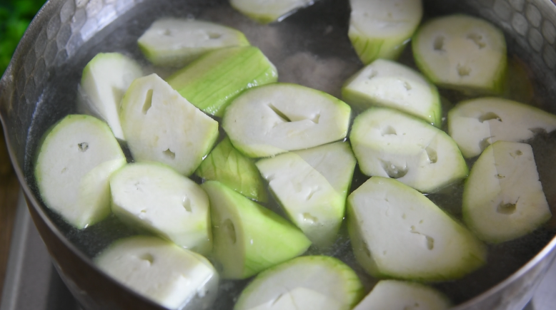 肉圆丝瓜汤有荤有素营养丰富,简单易做还味道鲜美,太好喝了!,放入丝瓜，煮1分钟左右