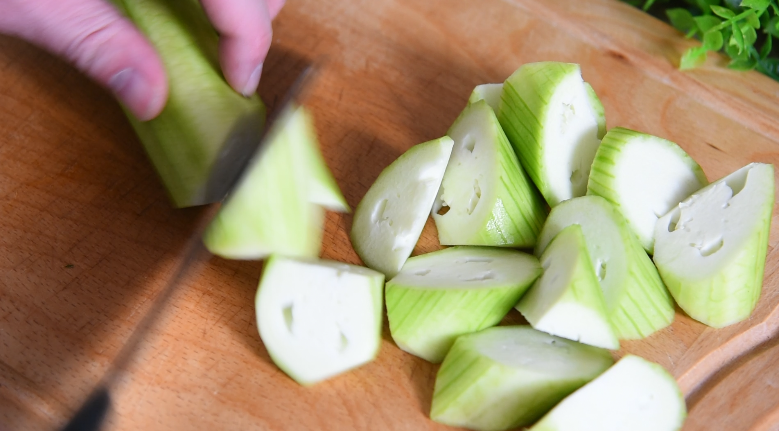 肉圆丝瓜汤有荤有素营养丰富,简单易做还味道鲜美,太好喝了!,切成滚刀块备用
