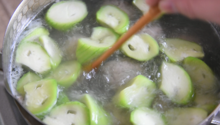 肉圆丝瓜汤有荤有素营养丰富,简单易做还味道鲜美,太好喝了!,拌匀