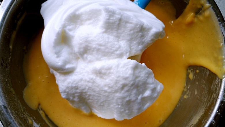 桔子汁戚风蛋糕,取三分之一蛋白霜至蛋黄糊中，用刮刀搅拌均匀
