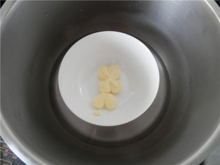 法式苹果塔,馅制作方法：

取15g黄油置锅中隔水融化成液体。
