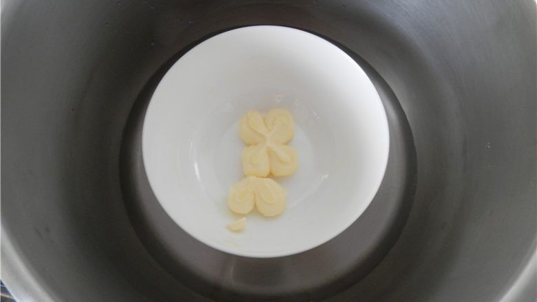 法式苹果塔,馅制作方法：

取15g黄油置锅中隔水融化成液体。
