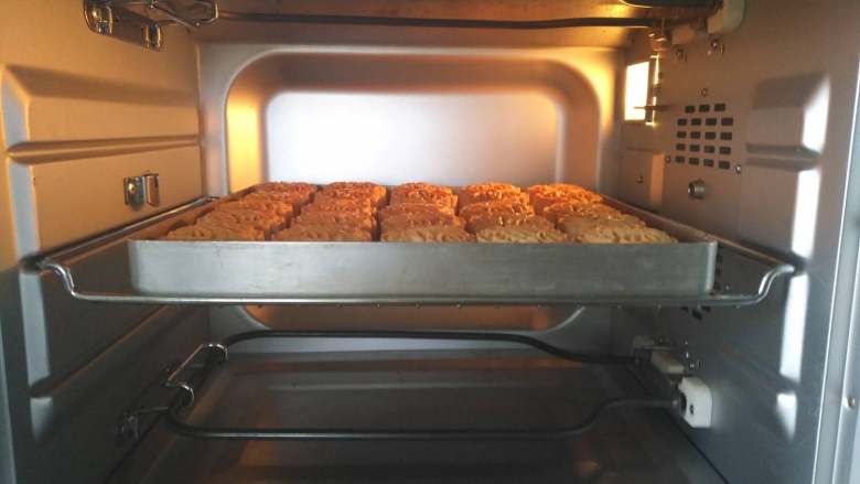  广式五仁月饼蜂蜜版（不用转化糖浆）,放入预热好的烤箱中层上下为180度
