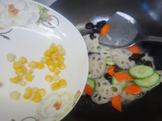 荷塘月色--缤纷蔬菜炒藕片,12、	加入玉米粒