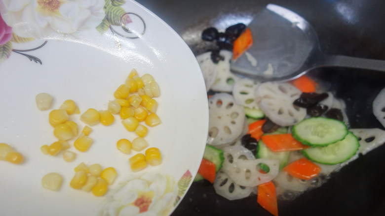 荷塘月色--缤纷蔬菜炒藕片,12、	加入玉米粒