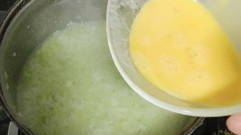 西兰花蛋花粥,最后加入打散的鸡蛋，边倒边搅拌均匀，直到鸡蛋熟透就可以了。
