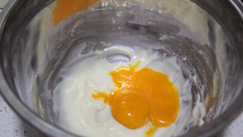 抹茶双色蛋糕卷,蛋白蛋黄分开，蛋白用无水无油的盆装着放冰箱冷藏，蛋黄加入面糊里，这叫后蛋法。