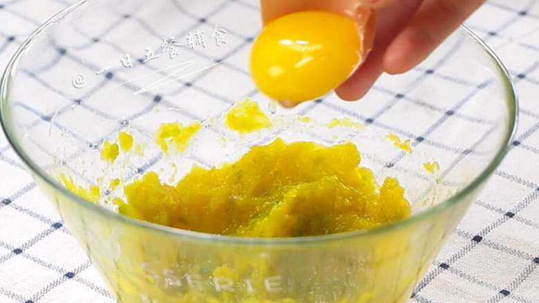 南瓜米糕 宝宝辅食，南瓜100克，大米粉+鸡蛋,南瓜压成泥，将鸡蛋的蛋白和蛋黄分离，蛋黄加入南瓜泥中，混合均匀。