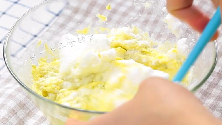 南瓜米糕 宝宝辅食，南瓜100克，大米粉+鸡蛋,蛋白分2次与南瓜蛋黄泥混合均匀。