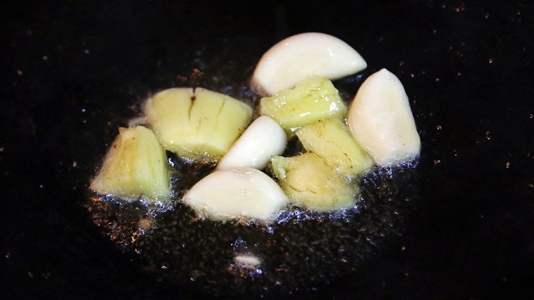 双菇炒肉片,猛火热锅，倒入0.5汤匙橄榄油，放入姜、蒜爆香