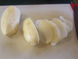 千层土豆,将土豆去皮，削成薄片备用。