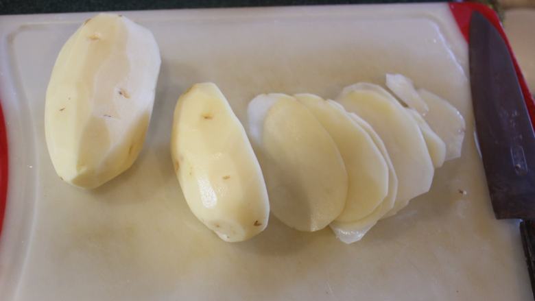 千层土豆,将土豆去皮，削成薄片备用。
