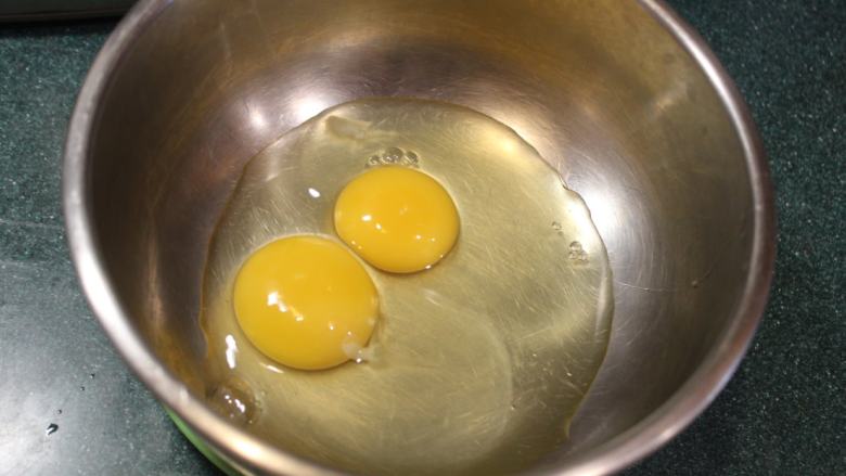 千层土豆,钵盆打入两颗蛋。