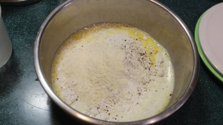 千层土豆,再加入面粉、盐、胡椒、帕玛森吉士粉。