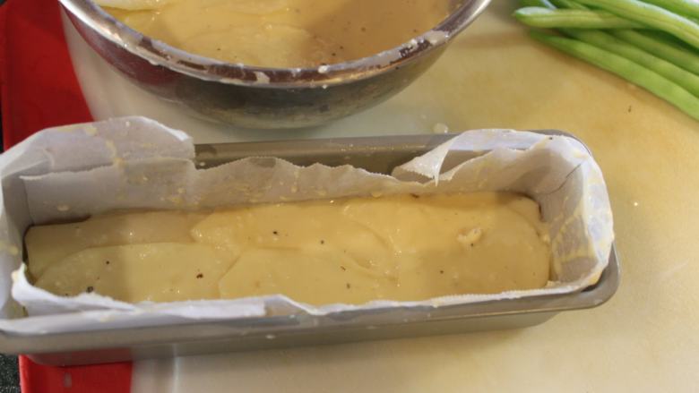 千层土豆,烤模铺上一层烤盘纸。将土豆片依序迭铺在烤模里。